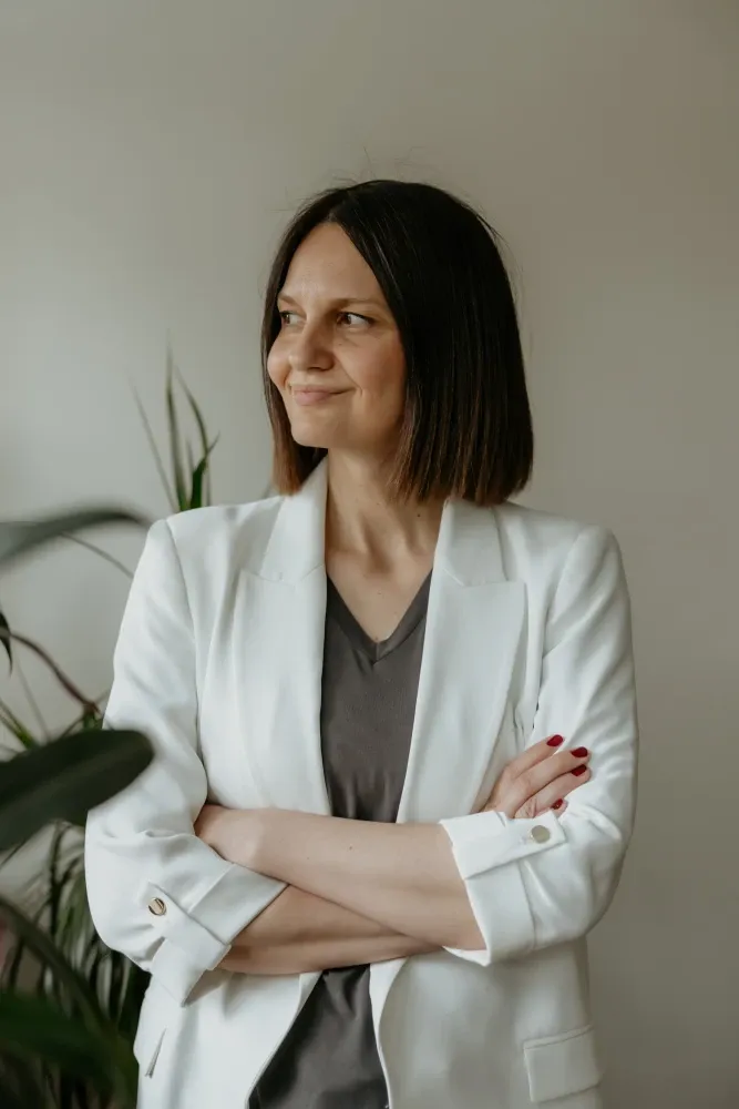 Milica Jovanović u beloj jakni